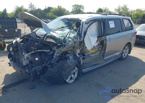 2017 Toyota Sienna Le 8 Passenger z USA, uszkodzony, nr VIN 5TDKZ3DC3HS771467